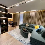 Queens Luxury * Tirana