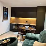 Queens Luxury *