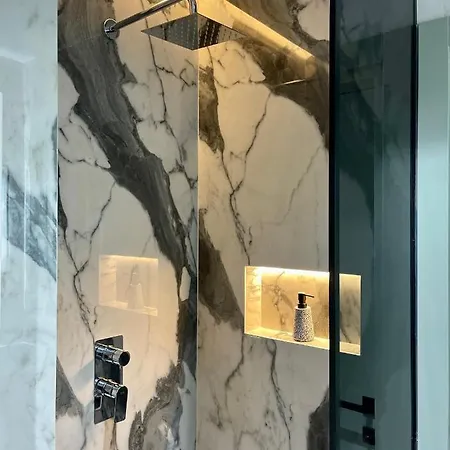 Queens Luxury *
