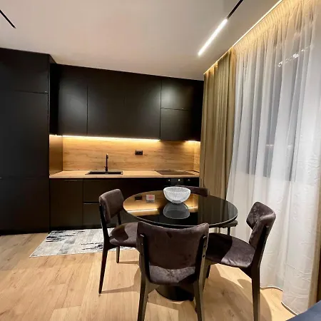 Queens Luxury 地拉那